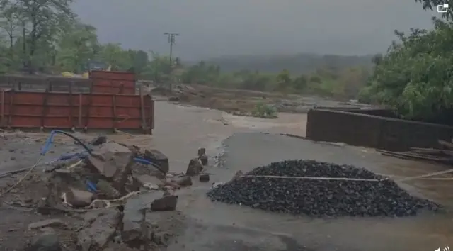 रत्नागिरी जिल्ह्यातील खेड दापोली येथील मुख्य रस्त्यावर फुरूस इथं पुलाचं काम सुरु होतं. त्या ठिकाणी रस्त्यावरून पाणी वाहत असल्यानं लोकांना त्रासाला सामोरे जावं लागलं.