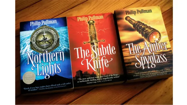 "Темні матерії", фантастична трилогія 1990-х років Філіпа Пулмана, викликала неоднозначну реакцію в США