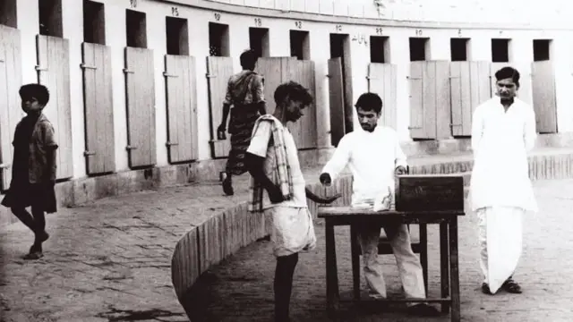 প্রথম দিকে তৈরি একটি 'সুলভ শৌচালয়'তে বিন্দেশ্বর পাঠক (ডানে, ধুতি পাঞ্জাবি পরিহিত)