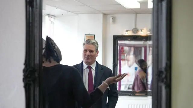 زار زعيم حزب العمال، السير كير ستارمر، صالون حلاقة محليًا في شارع إردينغتون هاي ستريت خلال جولة حزب العمال 