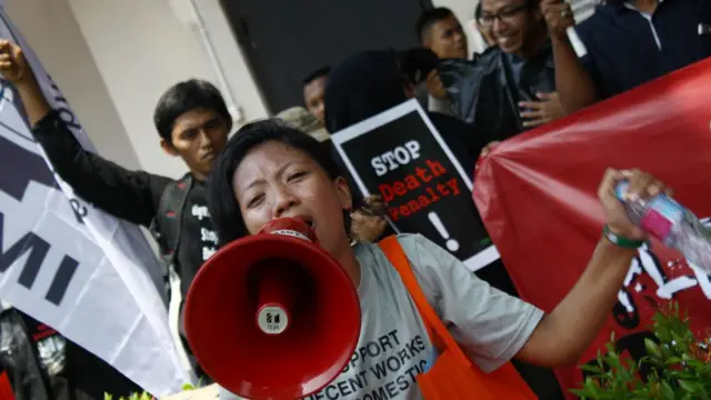 Puluhan masyarakat menggelar aksi unjuk rasa di Jakarta menolak hukuman mati bagi pekerja migran Indonesia di luar negeri.