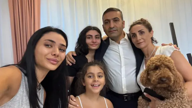 İnan Güney, üç kızı eşi ve köpekleri ile bir selfie paylaştı.