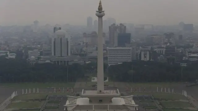 Monas tertutup polusi