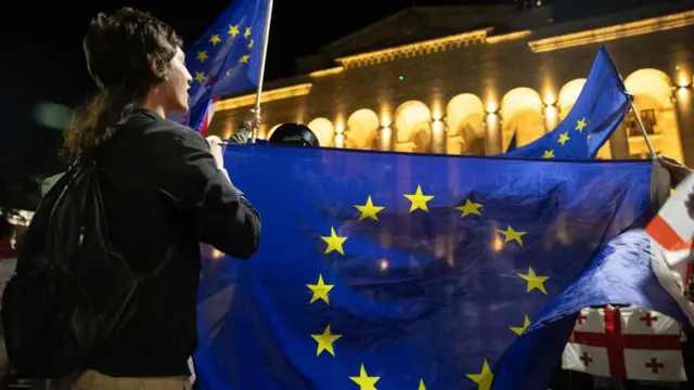 Флаги Европы около парламента в Тбилиси 13 мая 2024 года