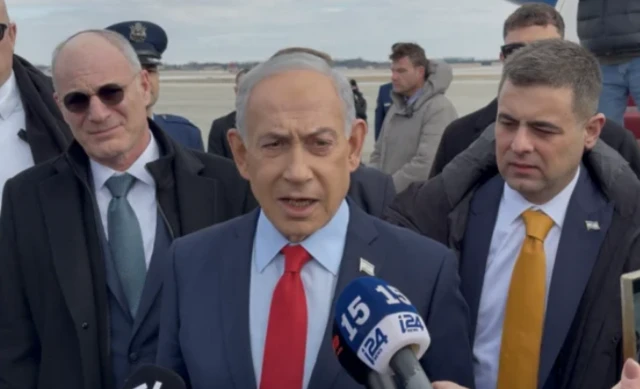 نتنياهو قبل صعوده على متن الطائرة عائداً إلى إسرائيل من واشنطن