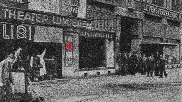 Червоно-біле фото кінотеатру "Люм'єр" в Роттердамі