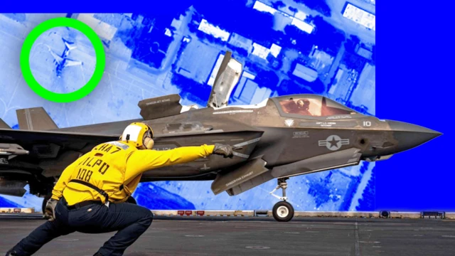 Un aviador de la Armada estadounidense le da la señal de despegue a un caza F-35.