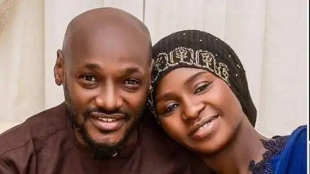 Tuface Idibia ati iyawo rẹ, Ọnarebu Natasha Osawaru lasiko ti iyawo naa ṣẹṣe bimọ ọkunrin loṣu Kọkanla.