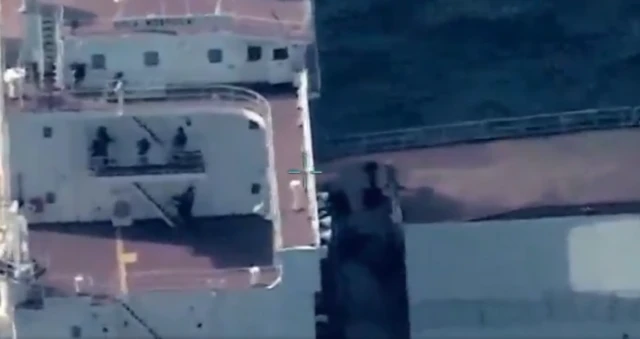 کمانڈو جہاز کا معائنہ کر رہے ہیں