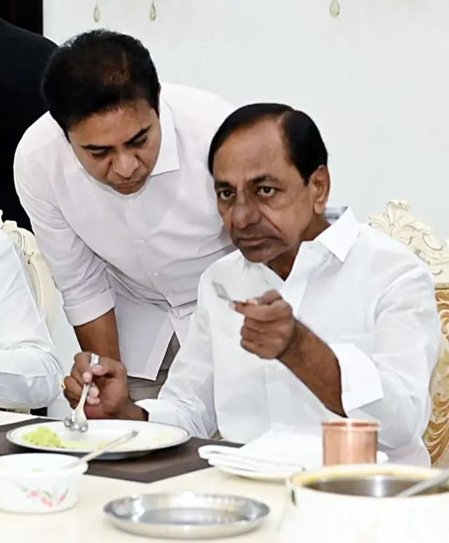 केसीआर अपने बेटे केटीआर के साथ