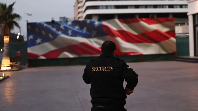 အရှေ့အလယ်ပိုင်းတစ်ခွင်မှာရှိတဲ့ အမေရိကန်ပစ်မှတ်တွေကို အီရန်ကတိုက်ခိုက်နေတာကြောင့် အမေရိကန်နိုင်ငံသားတွေကို ထွက်ခွာဖို့သတိပေးထားပါတယ်။