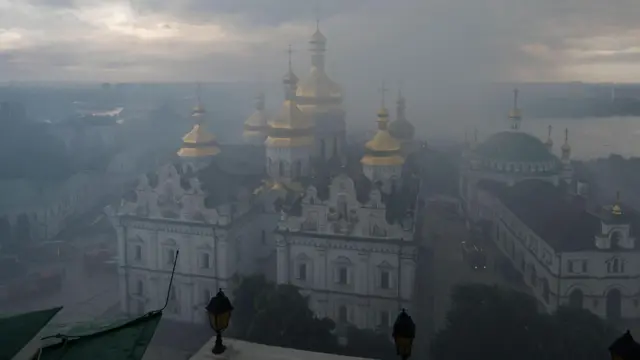 Equipos de rescate ucranianos trabajan en el lugar de un ataque ruso contra la Catedral de la Dormición, en el Monasterio de las Cuevas de Kyiv (Kyiv-Pechersk Lavra), en Kyiv (Ucrania), el 15 de junio de 2026.
