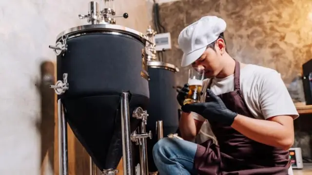 काही मद्यनिर्माते नेहमीच्या पद्धतीने बिअर बनवतात आणि नंतर त्यातून अल्कोहोल काढून टाकतात.