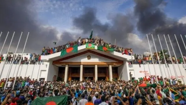 5 ऑगस्ट रोजी बांगलादेशच्या तत्कालीन पंतप्रधान शेख हसीना यांनी देश सोडल्यानंतर आंदोलकांनी त्यांच्या कार्यालयावर हल्ला केला होता.