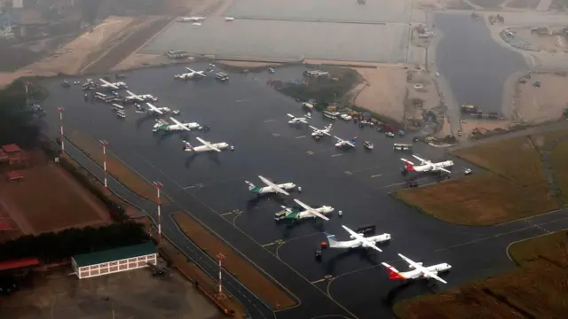 त्रिभुवन विमानस्थलमा रोकेर राखिएका विमानहरू