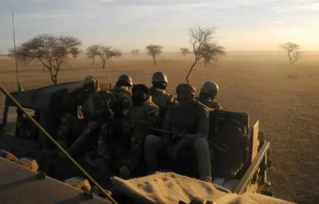 Des soldats des FAMA en patrouille dans le désert