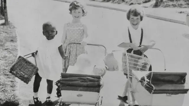 پروفیسور اوچګبو د کوچنۍ ماشومې په توګه د بریتانیا په کېنټ کې له خپلو ناسکه خویندو سره