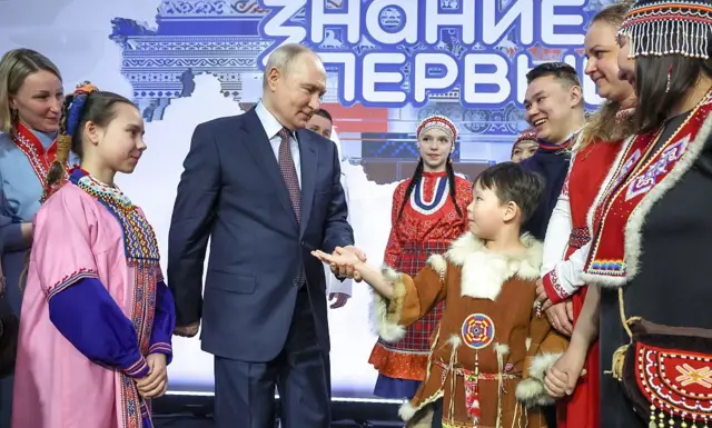 Путін поруч з дітьми у костюмах