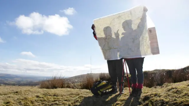 Ilustrasi melihat peta.