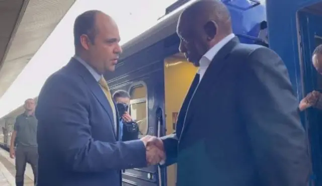 Ramaphosa meet Ukraine special envoy for Africa and di Middle East, Maksym Subhk (L)