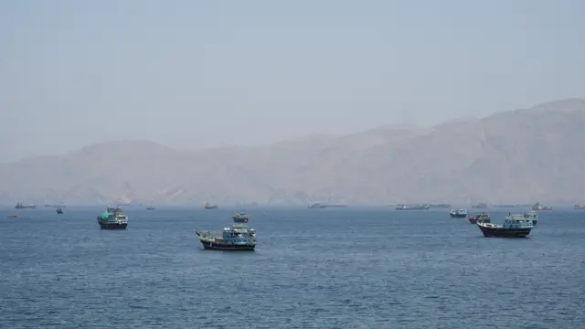 امریکا مدعی است که سه ناو شکن این کشور در تنگه هرمز شب گذشته رد شدند 