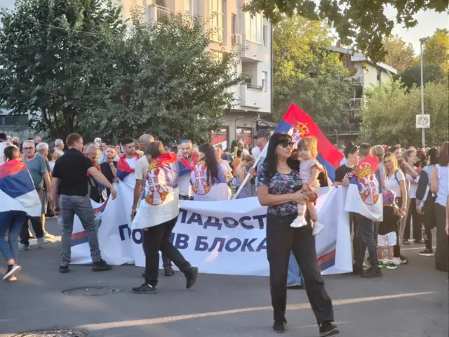 skup sns, pristalice sns protiv blokada, šetnja sns protiv blokada 13. septembra