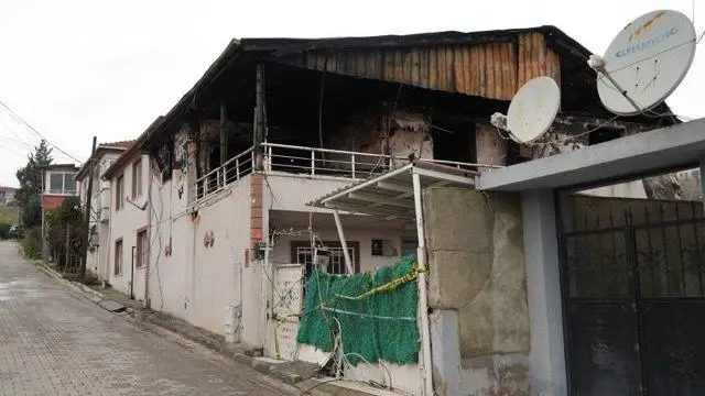 Yalova'da çatışma yaşanan ev. İki katlı evin üst katı yanmış durumda. 