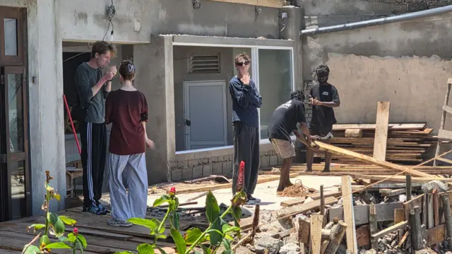 "මගේ හෝටලය කඩා ඉවත් කරන වෙලාවේ ගෙස්ට්ලා 50ක් විතර හිටියා. එයාලා පවා ඒ කඩන්න ආපු අයගෙන් ඉල්ලලා හිටියා මේක කරන්න එපා කියලා"