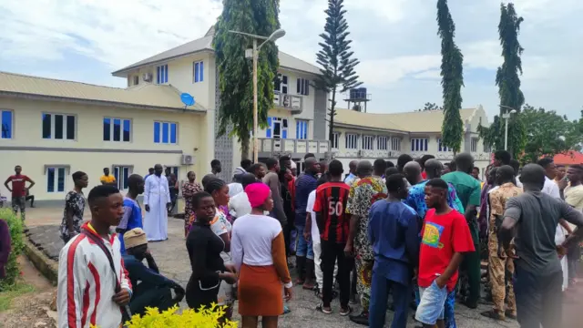 Awọn ọdọ ilu Owo se iwọde ni iwaju aafin Ọlọwọ