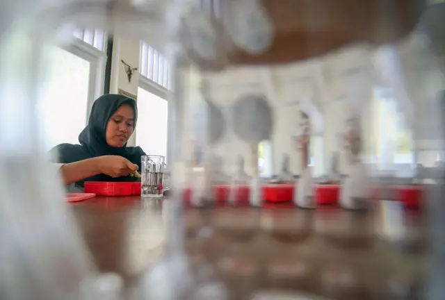 Seorang siswa Sekolah Rakyat menyantap makan siang bergizi gratis (MBG) di Sekolah Rakyat Menengah Atas (SRMA) 10, Jakarta, Selasa (15/7/2025).