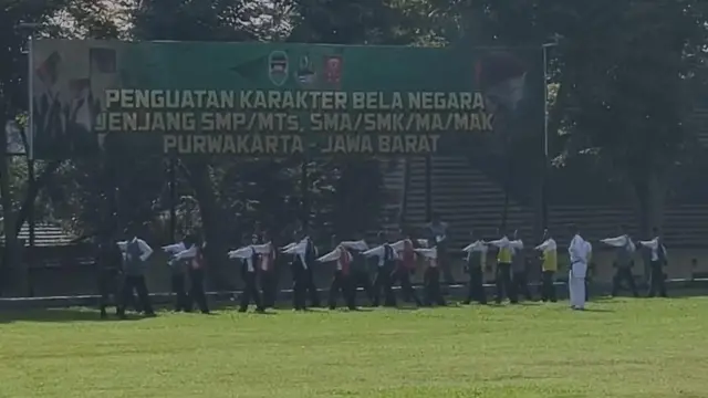 Para siswa mengikuti latihan karate.