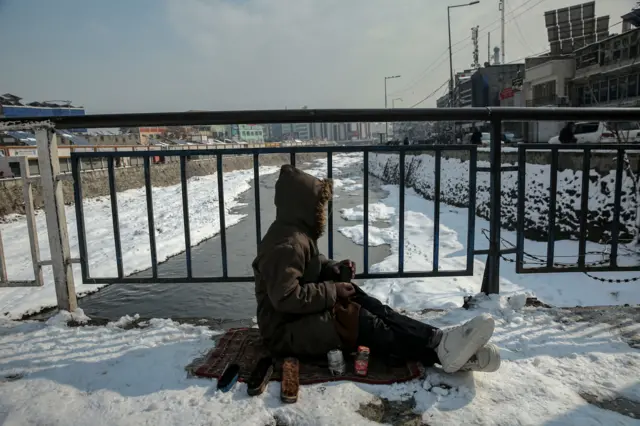 د کابل سېند ته پر سر یوه پله یو ناست ماشومان- سلواغه درېیمه