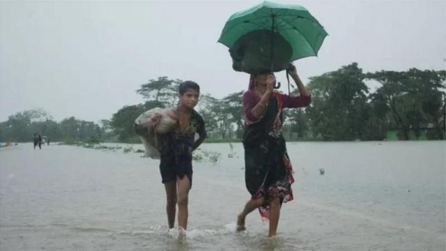 Flood victims heading to shelters (file photo)