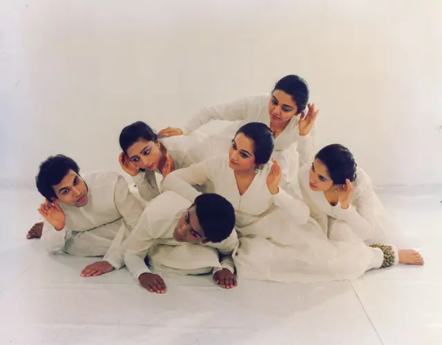 સોશિયલ મીડિયામાં હાલમાં પશ્ચિમ બંગાળનો એક વીડિયો વાઇરલ થઈ રહ્યો છે, તેમાં એક શખ્સ ગાદલું પાથરેલા એક પલંગમાં જોવા મળે છે. મજાની વાત એ છે કે તે કોઈ ગાડીની જેમ રસ્તા પર દોડી રહ્યો હતો, શું છે એ પલંગની ખાસિયત અને શા માટે પોલીસ આવી?