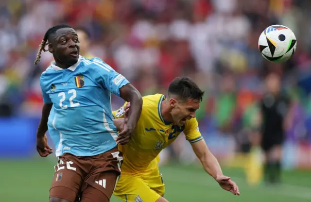 Боротьба за мʼяч між Джеремі Доку і Олександром Тимчиком