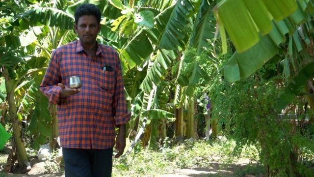 हातात पाण्याचा तांब्या ठेवूनही