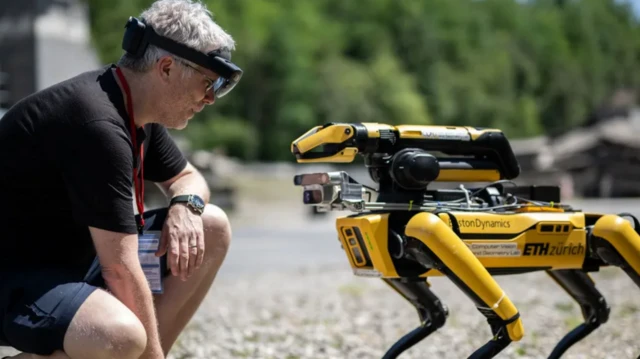 روبوت على هيئة حيوان مع رجل