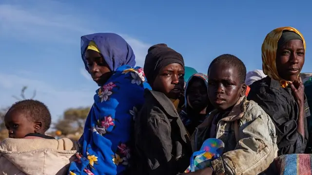 Mujeres y niños y adolescentes refugiados de la violencia en Sudán