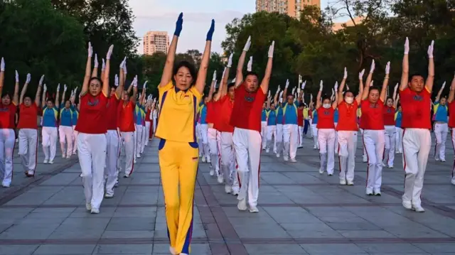 በቡድን የአካል ብቃት እንቅስቃሴ የሚያደርጉ ሴቶች