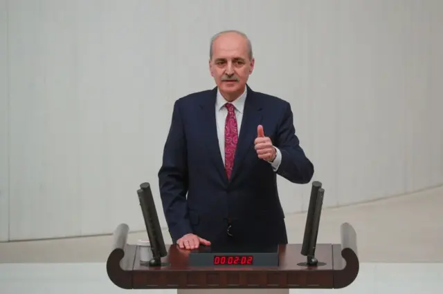 Numan Kurtulmuş meclis kürsüsünde konuşuyor.