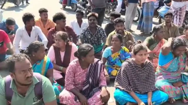 போராட்டத்தில் ஈடுபட்ட சிந்துஜாவின் உறவினர்கள்