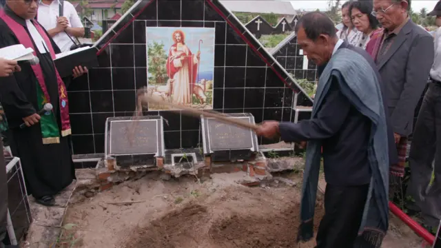 Pencangkulan kubur dalam prosesi mangongkal holi.