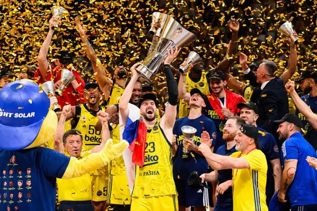 Fenerbahçeli basketbolcular 2024-25 sezonu Euroleague şampiyonu oldular