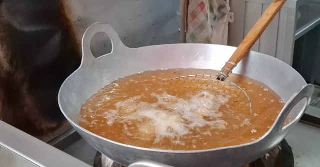 Minyak goreng yang digunakan untuk menggoreng ayam di restoran Ayam Goreng Widuran, yang diklaim halal oleh karyawan restoran itu.