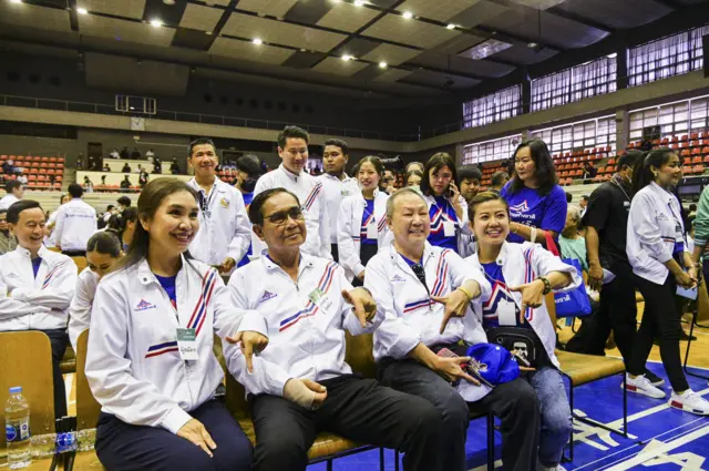 พล.อ. ประยุทธ์ ถ่ายรูปหมู่กับเพื่อนร่วมพรรค
