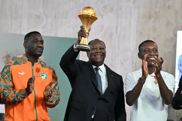 Le président ivoirien Alassane Ouattara brandit le trophée de la CAN.