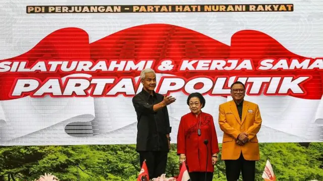 Ketua Umum PDI Perjuangan Megawati Soekarnoputri bersama Ketua Umum Partai Hanura Oesman Sapta Odang dan Bacapres PDI Perjuangan Ganjar Pranowo berbincang saat silahturahmi di DPP PDIP, Jakarta, Senin (28/8/2023). 