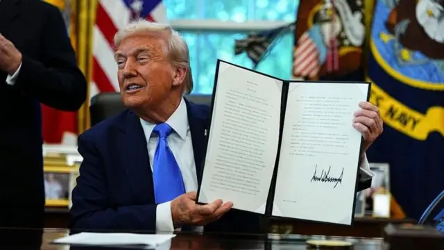 ट्रम्प प्रशासनाला आशा आहे की या निर्णयामुळे अमेरिकेतील नागरिकांना नोकऱ्या मिळतील.