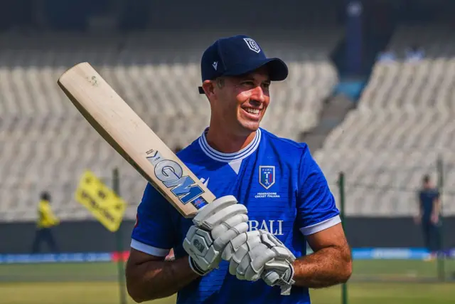 घाइते कप्तान वाइने मेडसेनसँग इङ्ल्यान्डको घरेलु क्रिकेटको अनुभव थियो।