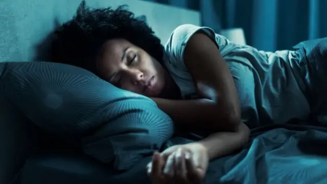 Femme qui dort sur le côté